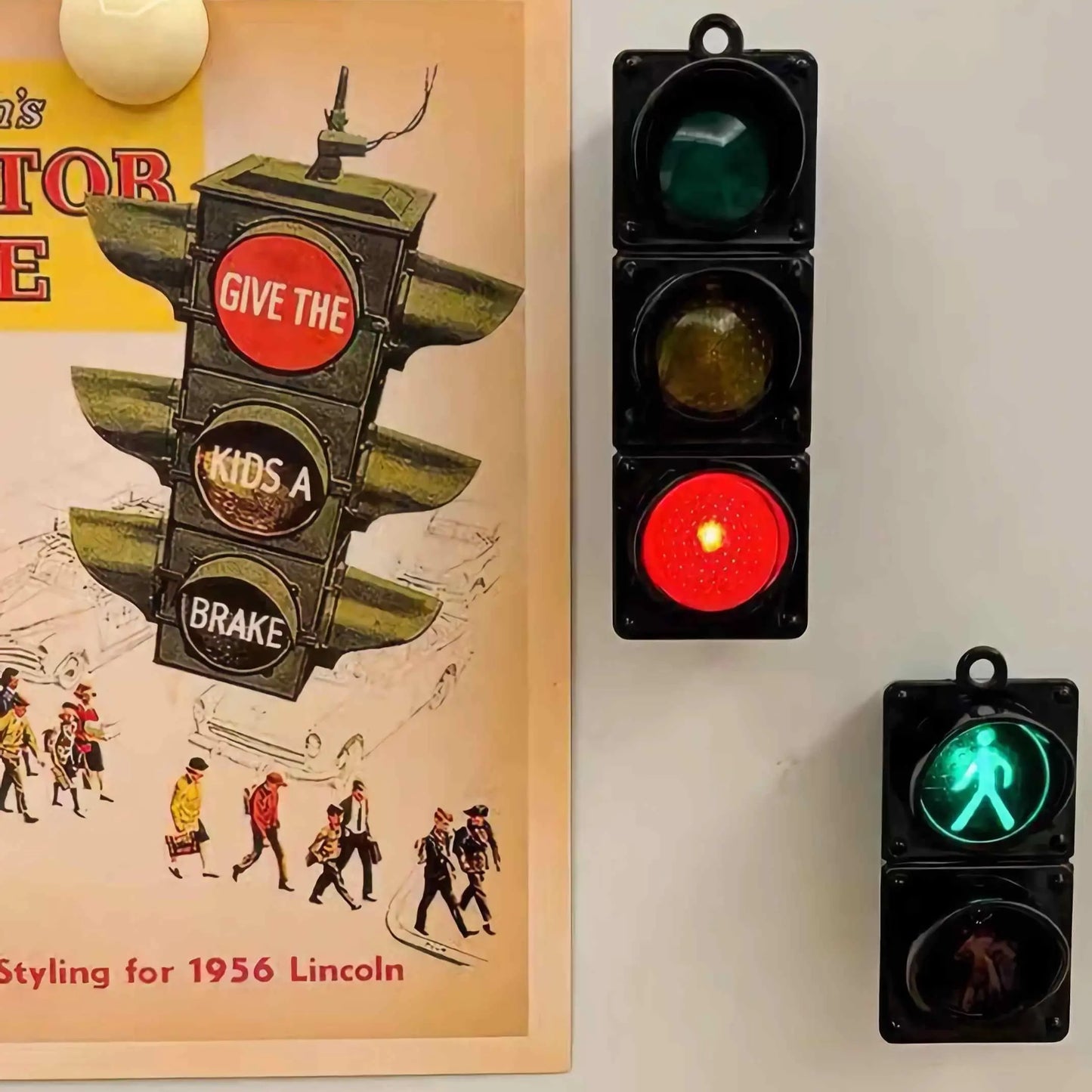 2-Pack Mini Electronic Traffic Light Keychain Backpack Charms, Cute LED Flashing Pedestrian Light Keychain with Keyrings, Fun Accessory for Bags