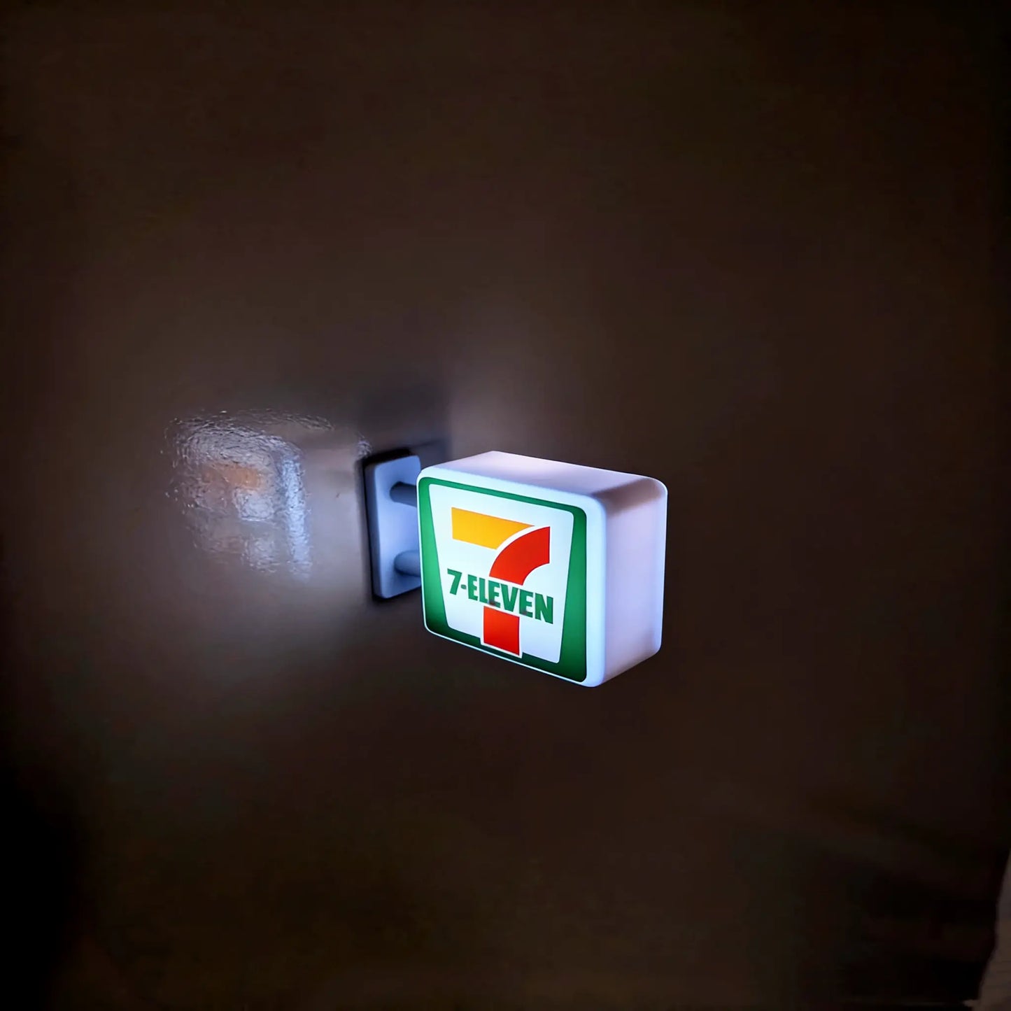 Mini Store Light-Up Fridge Magnet – Retro Convenience Store LED Magnet Decor