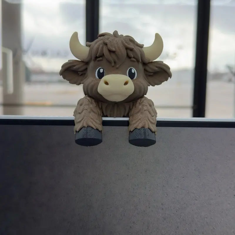 Highland Cow Monitor Buddy & Screen Sitter – 3D Printed Emotional Support Office Desk Companion