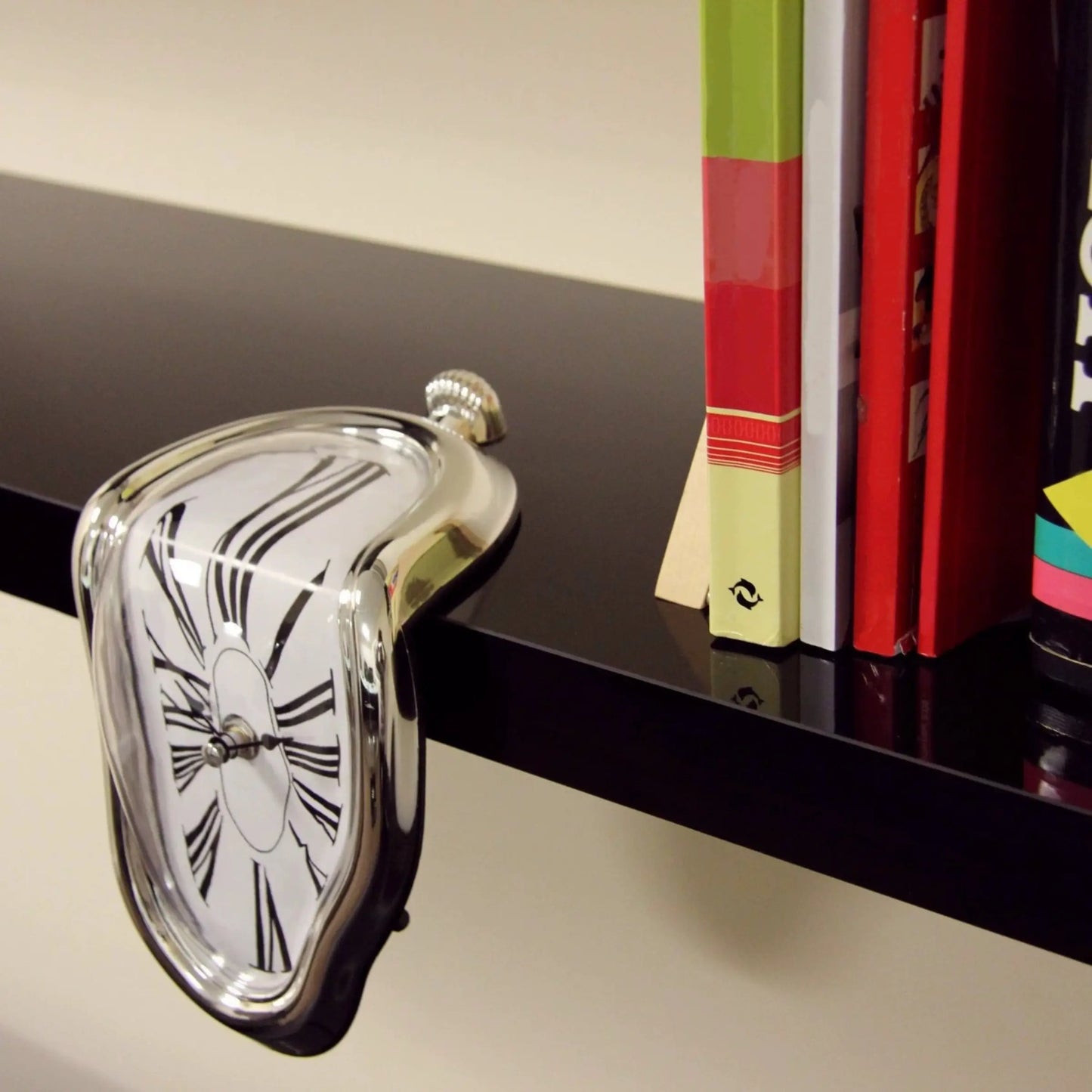 Surrealism Style Melting and Twisting Decorative Wall Clock, Roman Numeral Display, Battery-Powered (Requires 1 AA Battery), Creative Home Decoration Clock for Bedroom, Living Room, Study, Holiday Gift