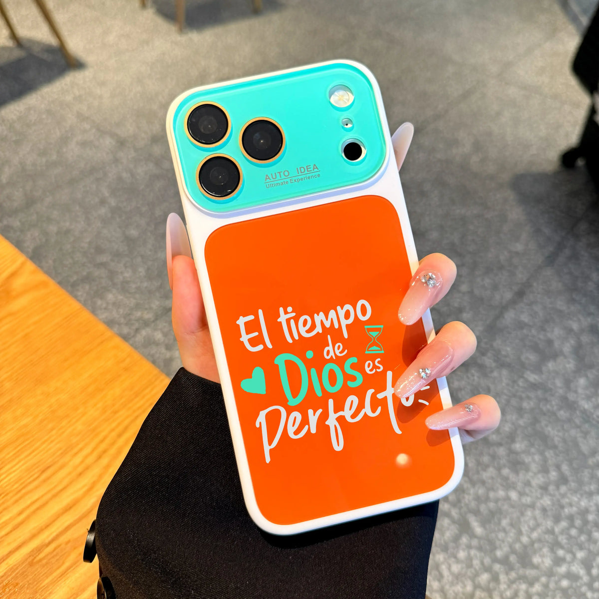 "God's Timing Is Perfect" Spanish Faith Quote Phone Case for iPhone 17 Pro Max – Color Block TPU-PC Camera Cover
